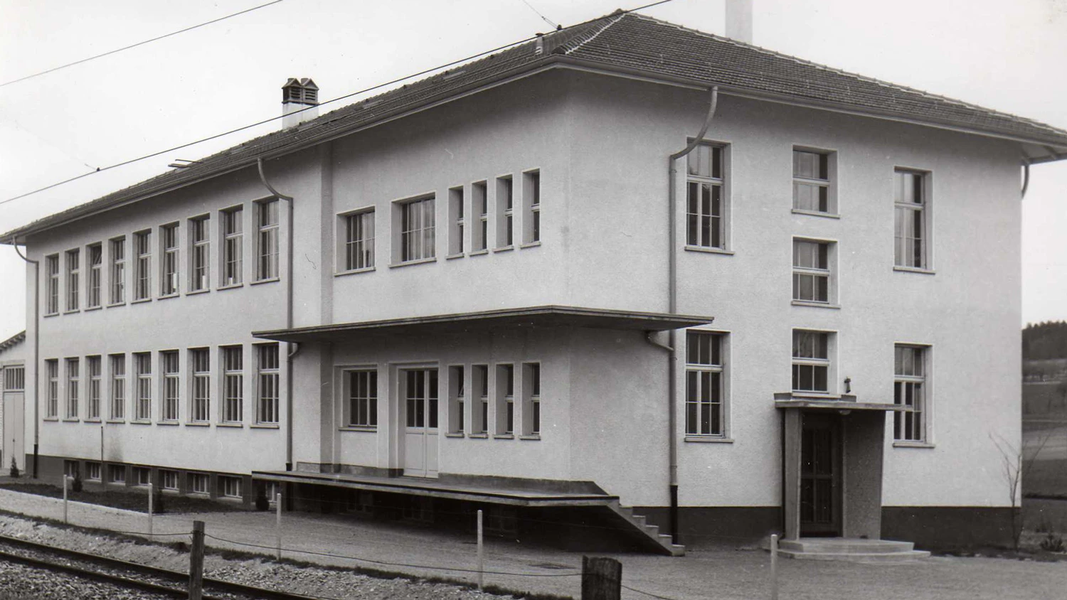 Photo d'archive noire et blanche du bâtiment de la fondation PROF-in.