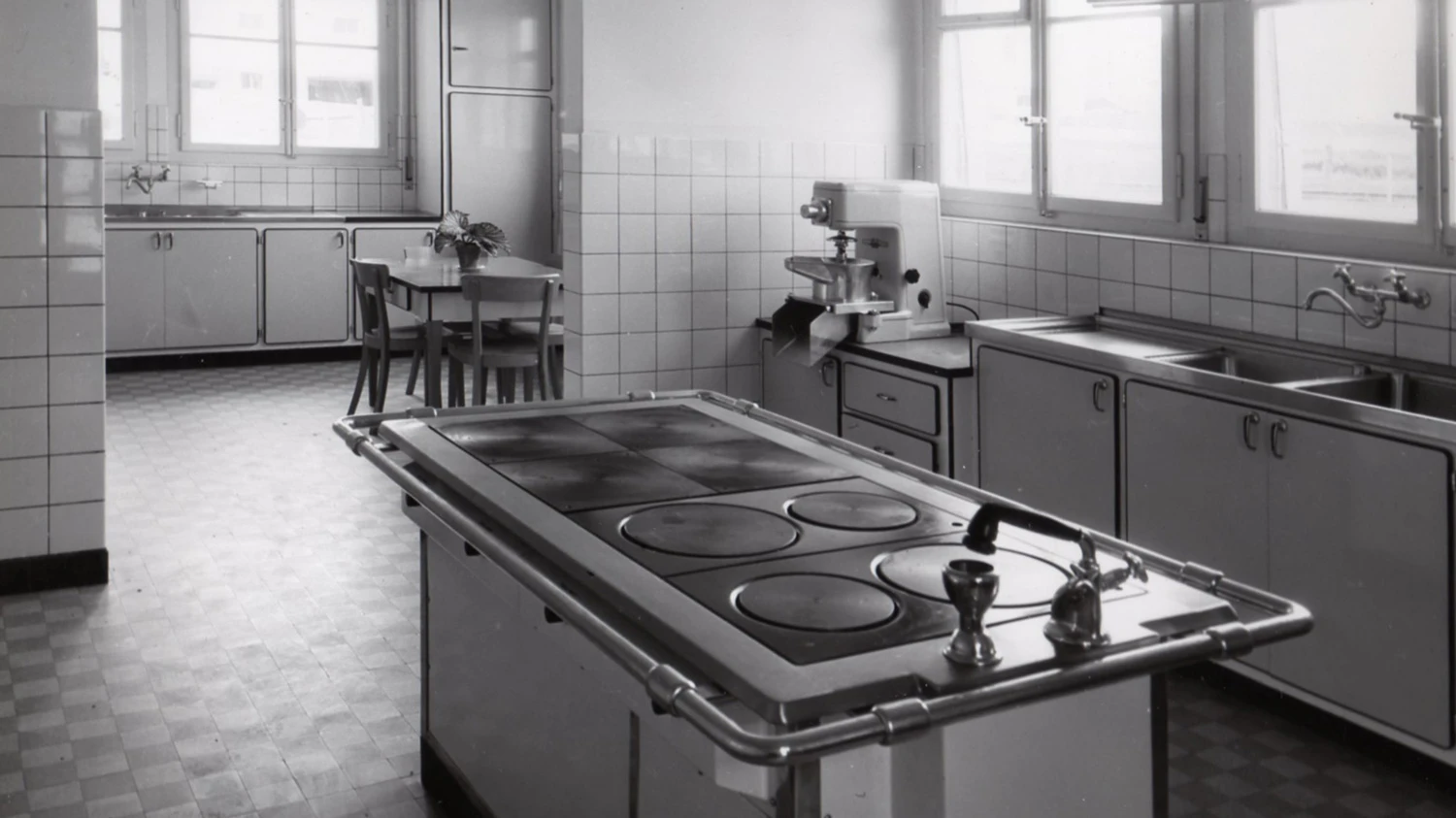 Photo d'archive noire et blanche d'une cuisine de la fondation PROF-in.